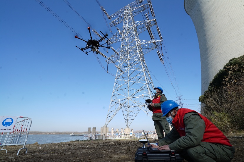 国网湖北电力员工操作无人机对输电线路通道进行运维。于江摄