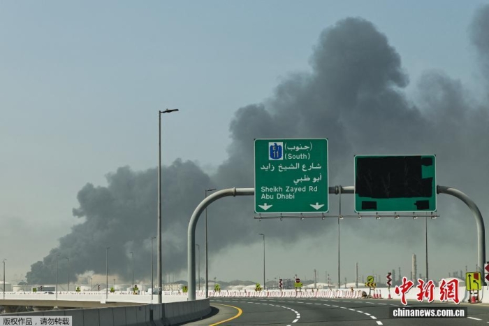资料图:3月1日,阿联酋迪拜多处地点发生爆炸,冒起浓烟。据外媒报道,美国和以色列对伊朗发动空袭后,美国在巴林、约旦、卡塔尔、科威特、阿联酋和沙特阿拉伯的军事基地遭到袭击。 资料图:3月1日,阿联酋迪拜多处地点发生爆炸,冒起浓烟。据外媒报道,美国和以色列对伊朗发动空袭后,美国在巴林、约旦、卡塔尔、科威特、阿联酋和沙特阿拉伯的军事基地遭到袭击。