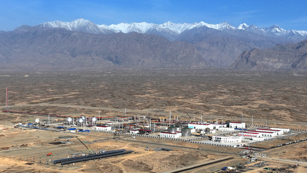 助力油气增产保供 能源行业加大勘探开发力度释放气田产能 塔里木油田博孜天然气处理厂。陈士兵 摄