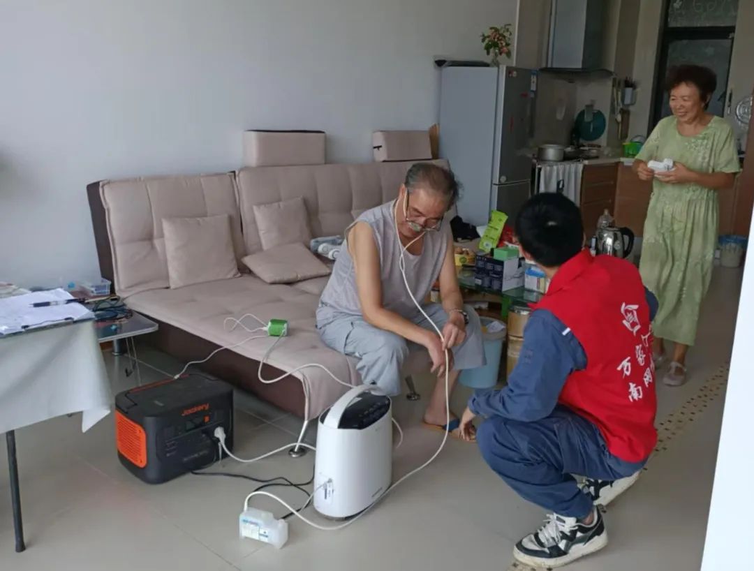 6月14日,南方电网海南乐东供电局党员便民服务队用“电小二”应急电源为依赖胰岛素的老人家中提供临时用电。陈小帆 摄.jpg