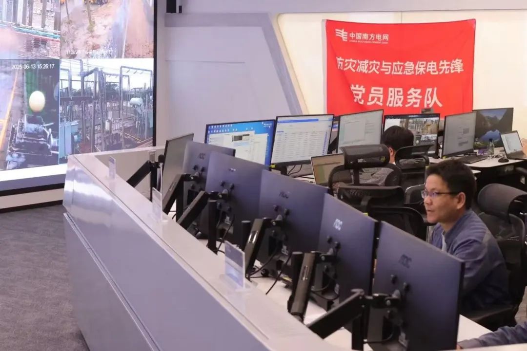 南方电网生产指挥中心值班人员开展24小时台风监控。(许建军 摄).jpg