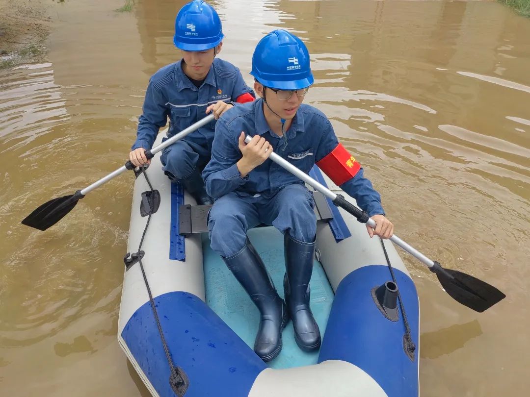 6月13日,由于台风“蝴蝶”带来湛江暴雨,110kV低洼变电站(仙塘站)出现积水水浸。早准备好的冲锋舟是应对台风的“好帮手”.jpg