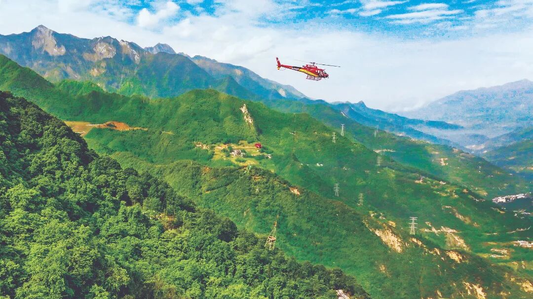 《双机浇筑特高压》2025年5月,在四川阿坝州1000千伏阿坝—成都东特高压交流输电工程建设现场,国网电力空间技术有限公司两架直升机经过5小时33分钟的协同作业,成功完成53.25吨塔位基坑混凝土浇筑,标志着特高压交流线路首次直升机双机协同混凝土浇筑施工圆满完成。(王泽昭).jpg