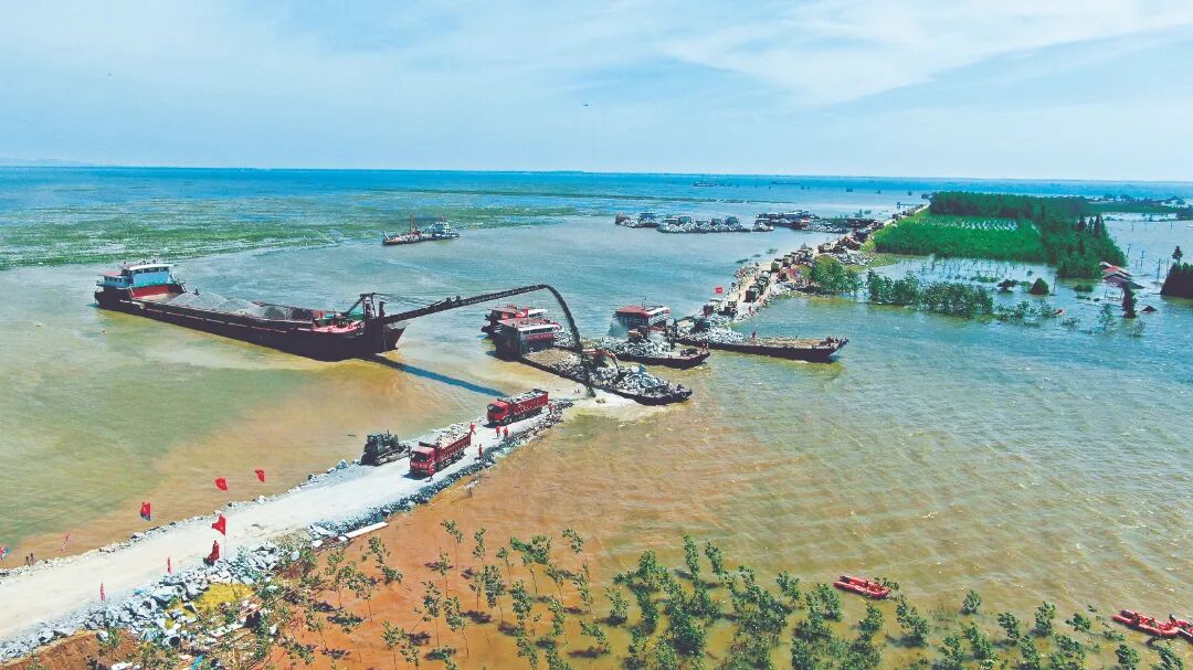 《洞庭湖堤防保卫战》2024年7月7日,在湖南岳阳市华容县团洲垸洞庭湖一线堤防决口封堵现场,经中国安能建设集团有限公司技术专家组研究会商,采取“机械化双向立堵+船舶水上抛投”战法,按照“抢筑裹头、双向立堵、水上抛投、突击合龙、加高加固、防渗闭气”的程序加紧进行封堵作业。(马帅伟).jpg