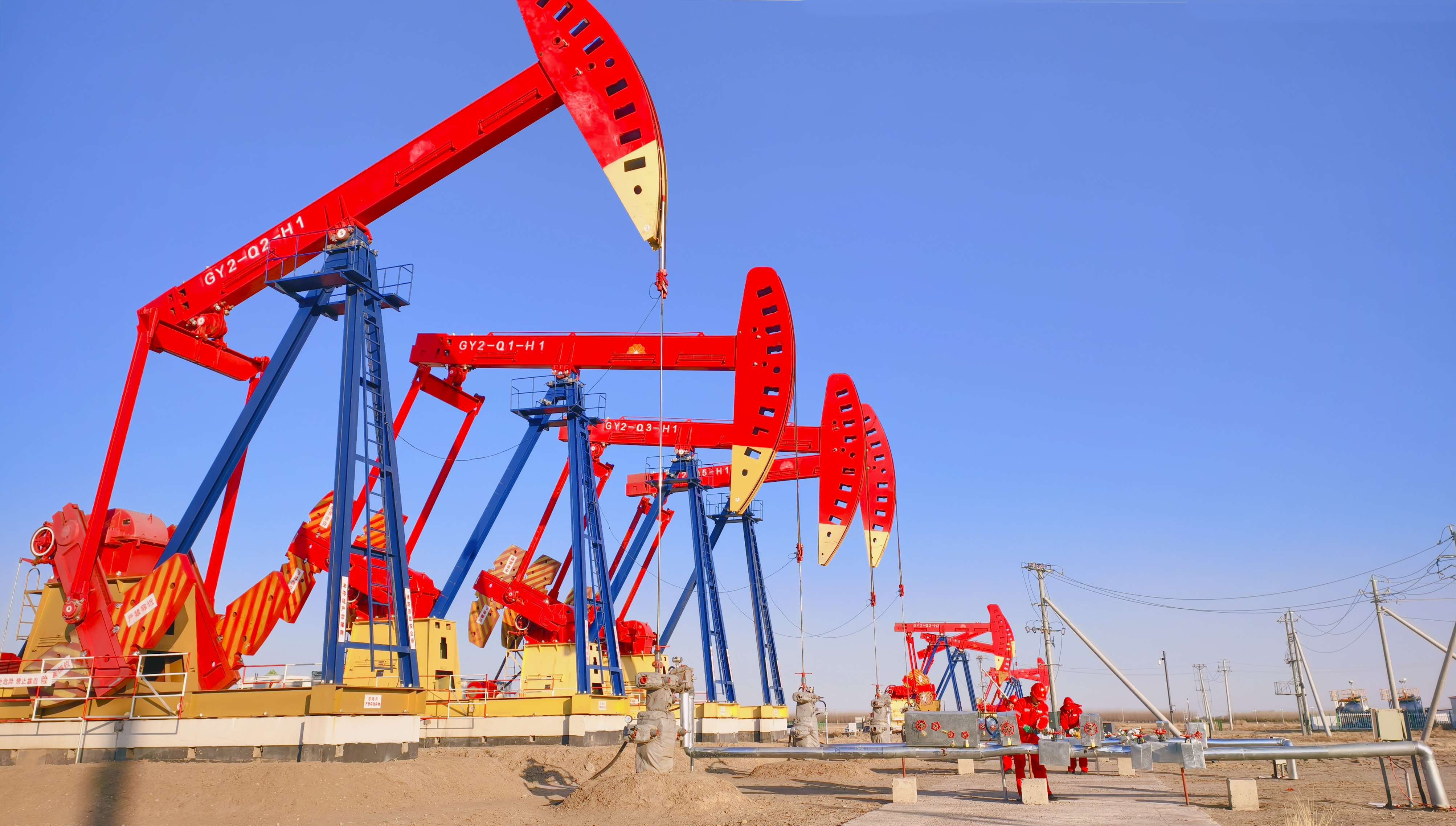 采油九厂页岩油生产运行项目经理部员工在古龙页岩油2号试验区现场巡检 (2).jpg 采油九厂页岩油生产运行项目经理部员工在古龙页岩油2号试验区现场巡检 (2).jpg