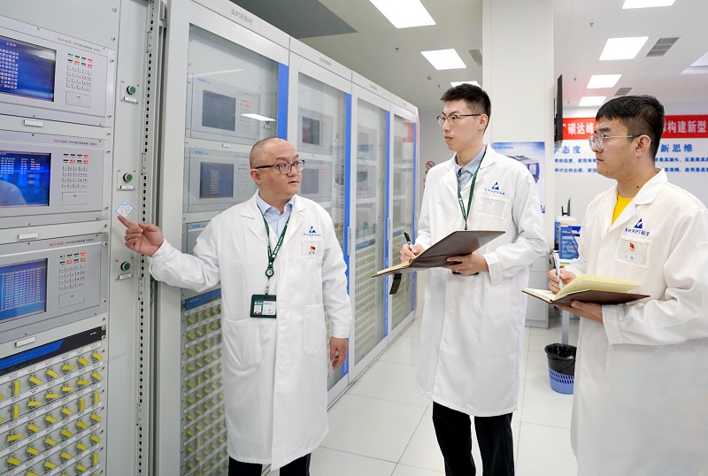 国家电网员工薛峰获评2023年度“央企楷模”(图1)