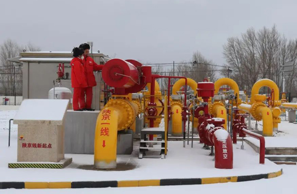 长庆油田员工加大对站内天然气管线巡检力度。受访者供图
