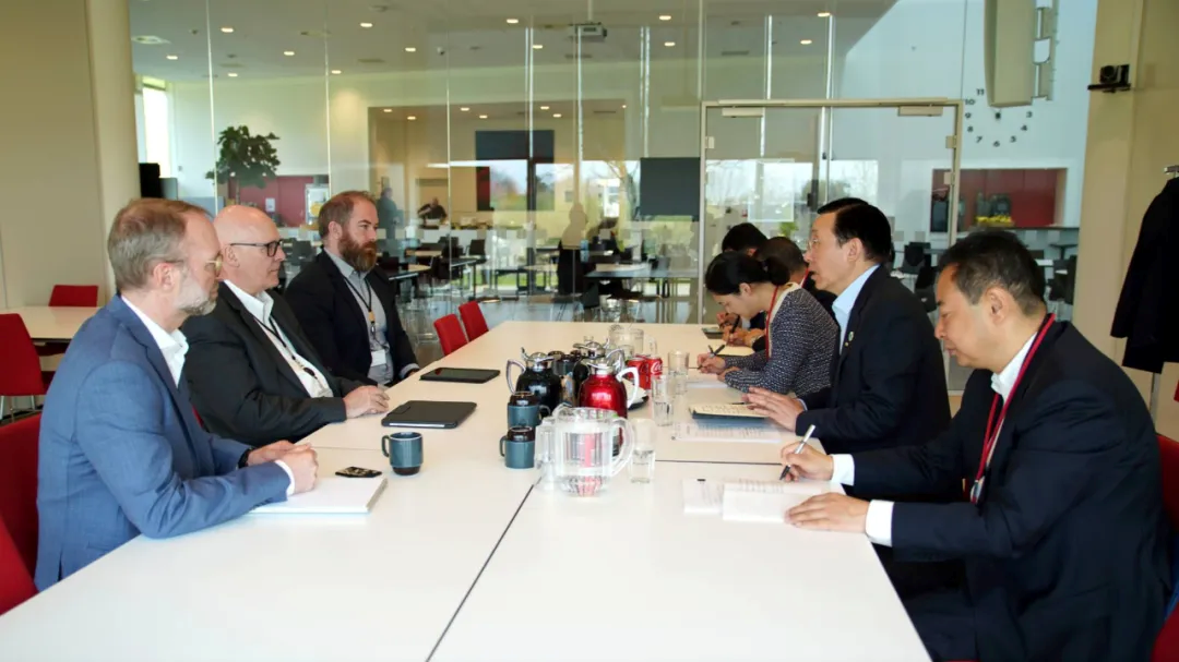 中国全球能源互联网发展合作组织主席辛保安与丹麦国家电网公司总裁兼首席执行官易博举行会谈。配图由中国全球能源互联网发展合作组织代表团提供。。
