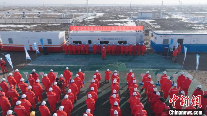 图为吉木萨尔页岩油2024年首轮水平井压裂开工正式启动现场。新疆油田供图