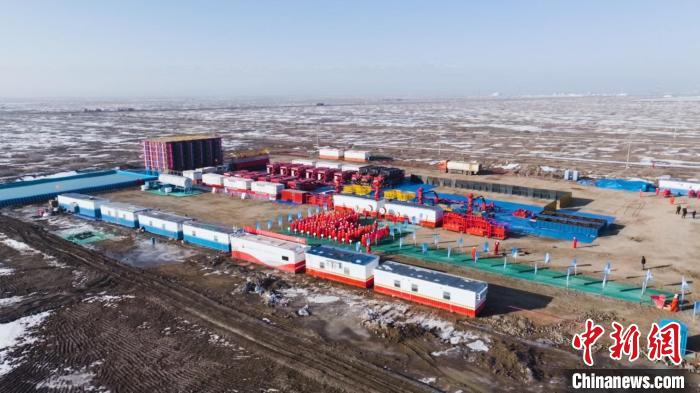 图为新疆油田在吉庆油田作业区60B1平台举行吉木萨尔页岩油2024年首轮水平井压裂开工仪式。新疆油田供图