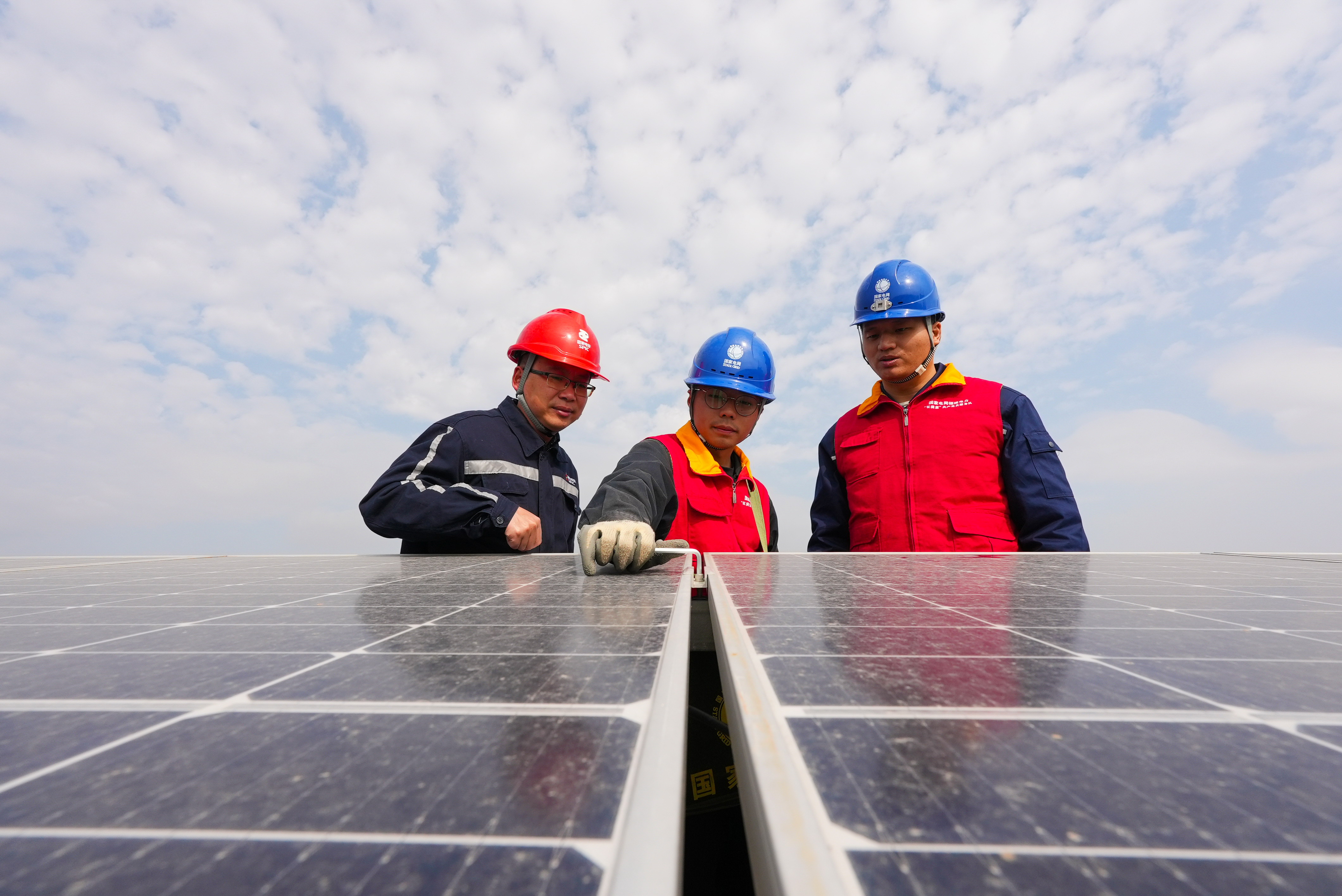 国网福州供电公司工作人员对园区企业的屋顶光伏发电设备进行巡查（陈德钧）6.jpg