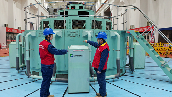 刘家峡水电厂职工检查发电机运行情况 550.jpg 刘家峡水电厂职工检查发电机运行情况 550.jpg