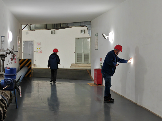 刘家峡水电厂职工检查电厂廊道墙壁 5501.jpg 刘家峡水电厂职工检查电厂廊道墙壁 5501.jpg