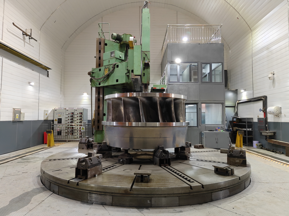 图为:八米立车正在加工机组转轮.jpg 图为:八米立车正在加工机组转轮.jpg