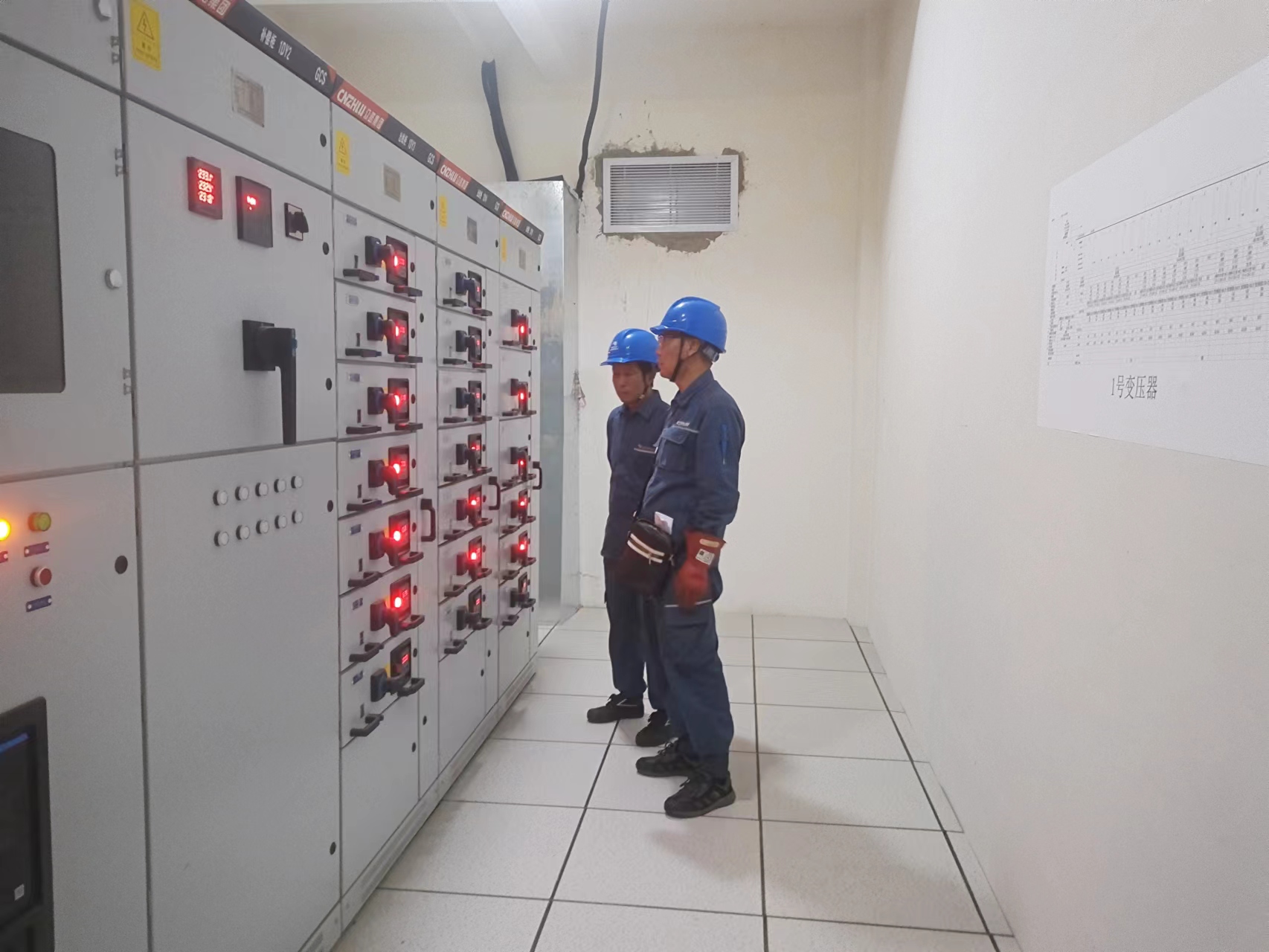 2、工作人员对企业的配电室进行用电检查.jpg