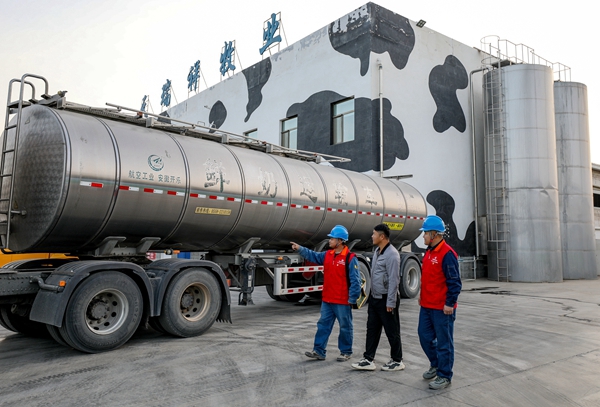 11月19日,国网巴州供电公司员工对天瑞祥牧业有限公司用电设备进行巡视检查。(王骞 摄)_副本.jpg 11月19日,国网巴州供电公司员工对天瑞祥牧业有限公司用电设备进行巡视检查。(王骞 摄)_副本.jpg