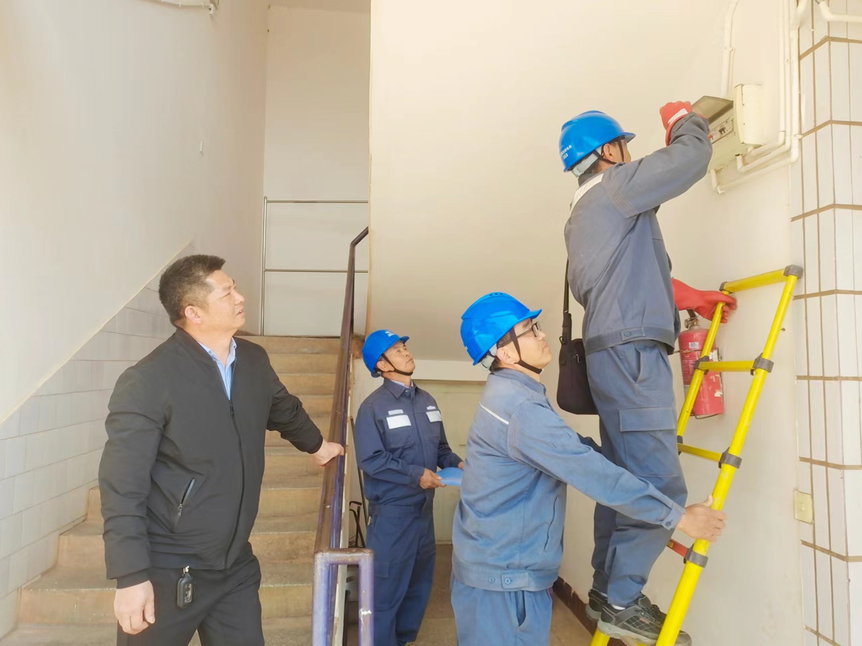 2、工作人员对学校的用电设备及用电线路进行检查 高雄林 摄.jpg 2、工作人员对学校的用电设备及用电线路进行检查 高雄林 摄.jpg