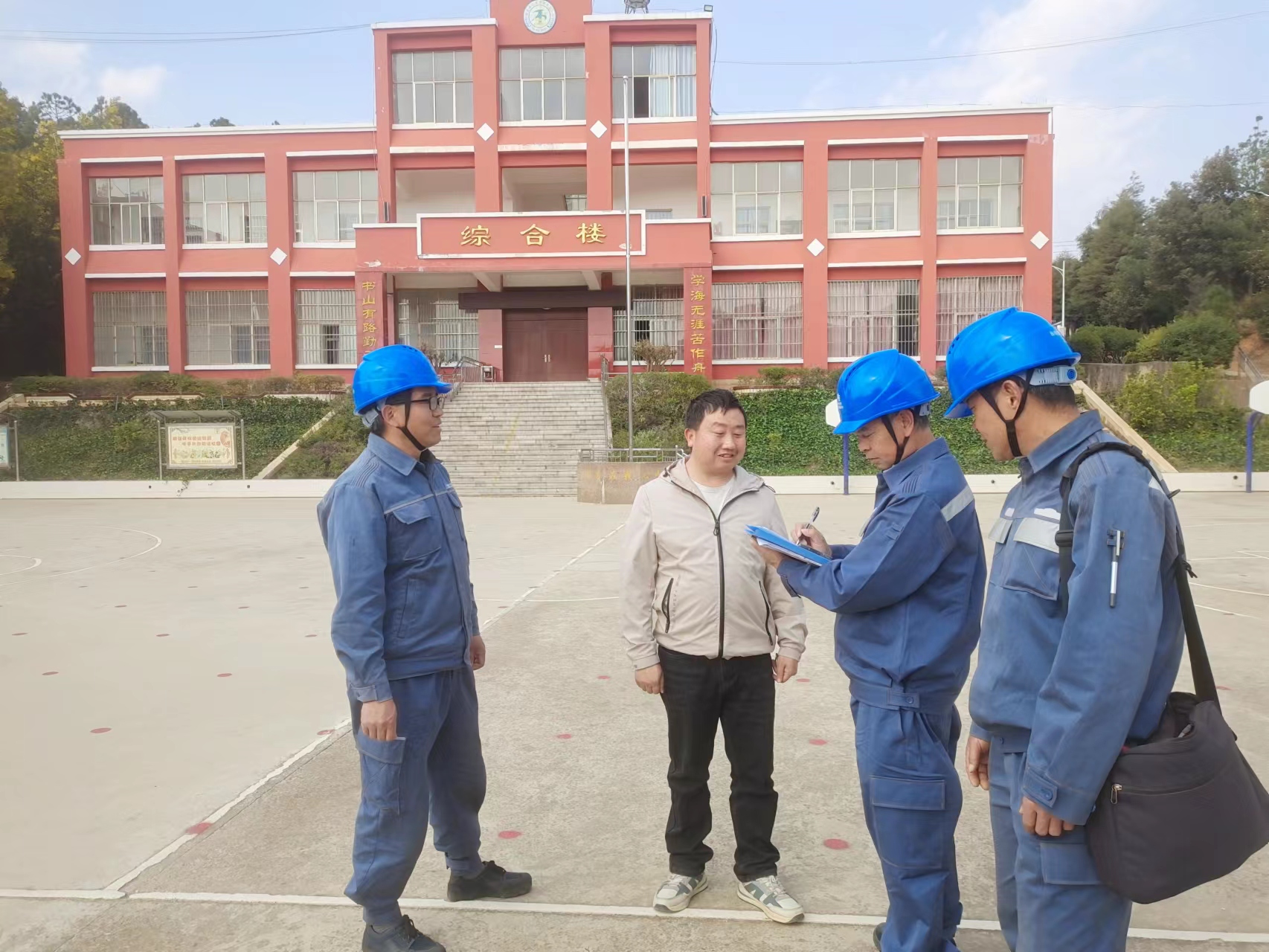 3、工作人员主动了解用电情况,征求校方对供电服务的意见和建议,讲解安全用电注意事项等 高雄林 摄.jpg 3、工作人员主动了解用电情况,征求校方对供电服务的意见和建议,讲解安全用电注意事项等 高雄林 摄.jpg