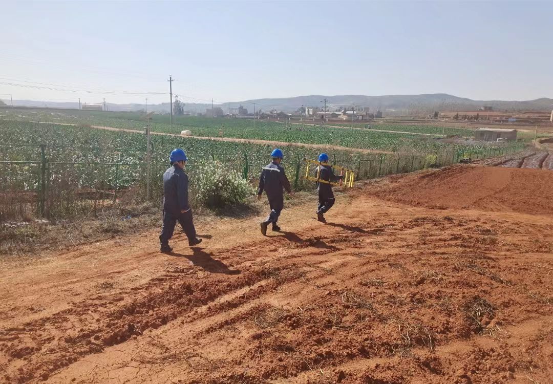 2、工作人员走进农户田间地头开展春耕用电服务 高雄林 摄.jpg 2、工作人员走进农户田间地头开展春耕用电服务 高雄林 摄.jpg