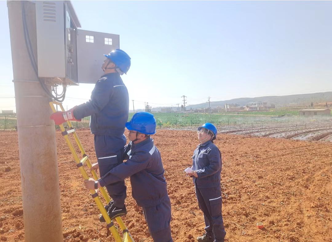 3、工作人员走进田间地头,对农户的电能计量装置、漏保等用电设备进行用电检查 高雄林 摄.jpg 3、工作人员走进田间地头,对农户的电能计量装置、漏保等用电设备进行用电检查 高雄林 摄.jpg