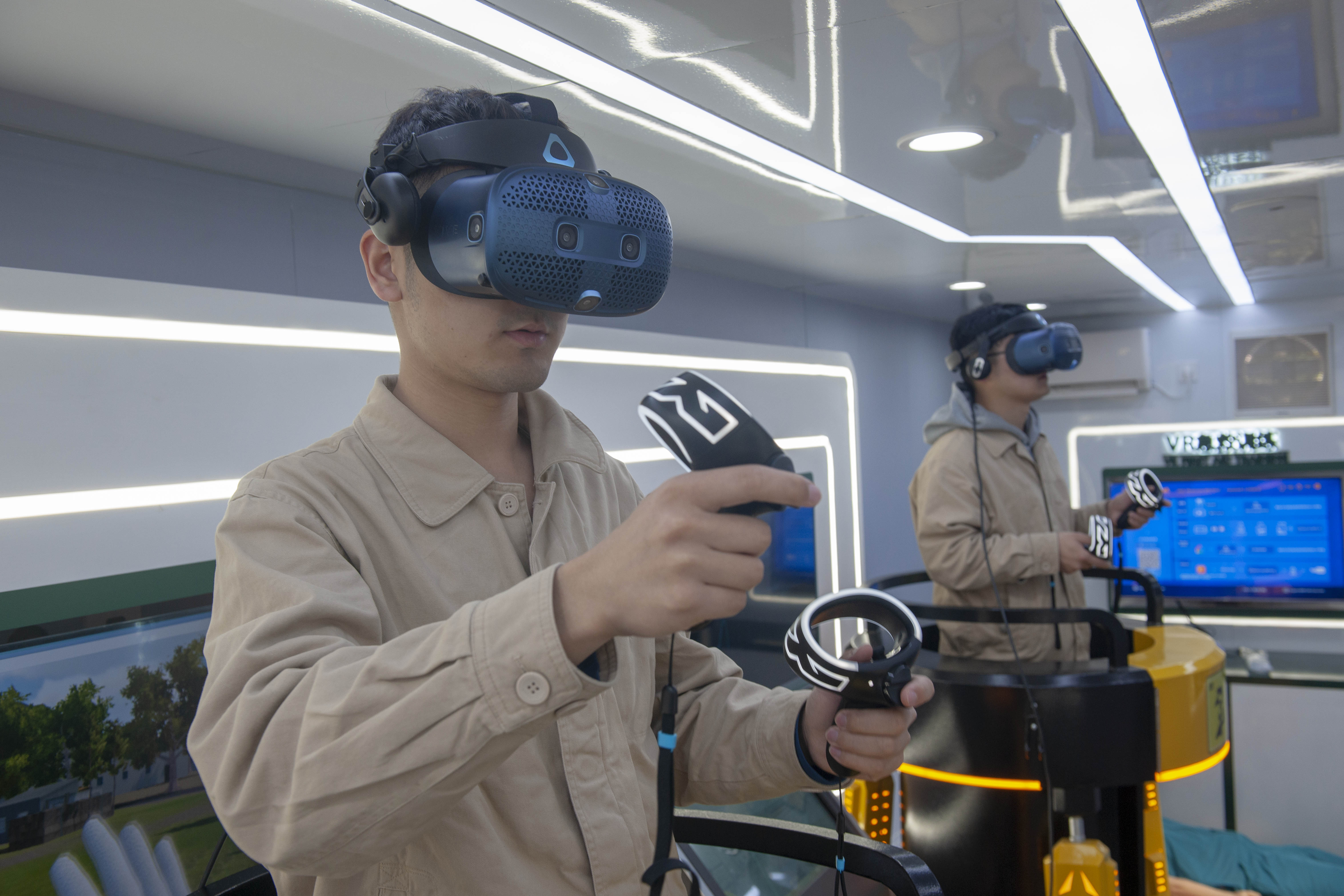 国网无锡供电公司员工通过vr技术体验触电场景