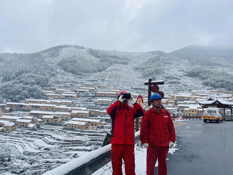 国网遂昌县供电公司员工对高海拔山区线路利用无人机、红外测温对易覆冰线路、设备进行全方位监测巡视，保障高山群众温暖过冬。祝灵潇摄