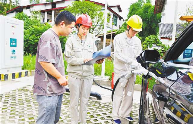 近日，国网重庆合川供电公司员工在铜溪镇弯桥村超级充电站服务车主充电。通讯员 秦晓东 摄\视觉重庆