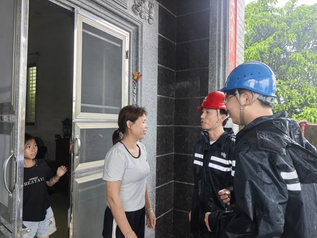 工作人员分组逐户奔走通知试送电时间，反复叮嘱住户提前处置受潮家电、排查室内线路隐患。.jpg