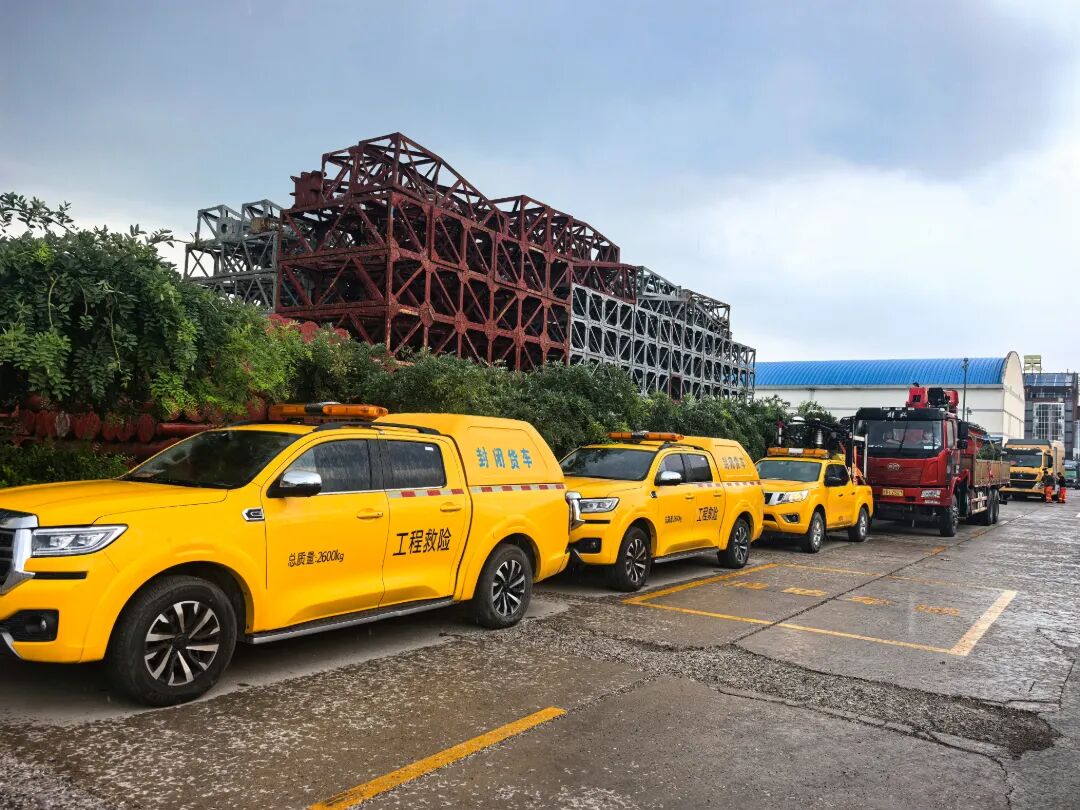 8月11日,国网北京电力综合应急救援一队携带水陆两栖车、龙吸水等应急装备前往房山地区驻点值守。(史敏涛 摄 ).jpg