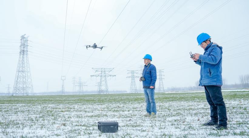 1月19日，国网濉溪县供电公司护线人员开展无人机精细化巡视。储运涛摄