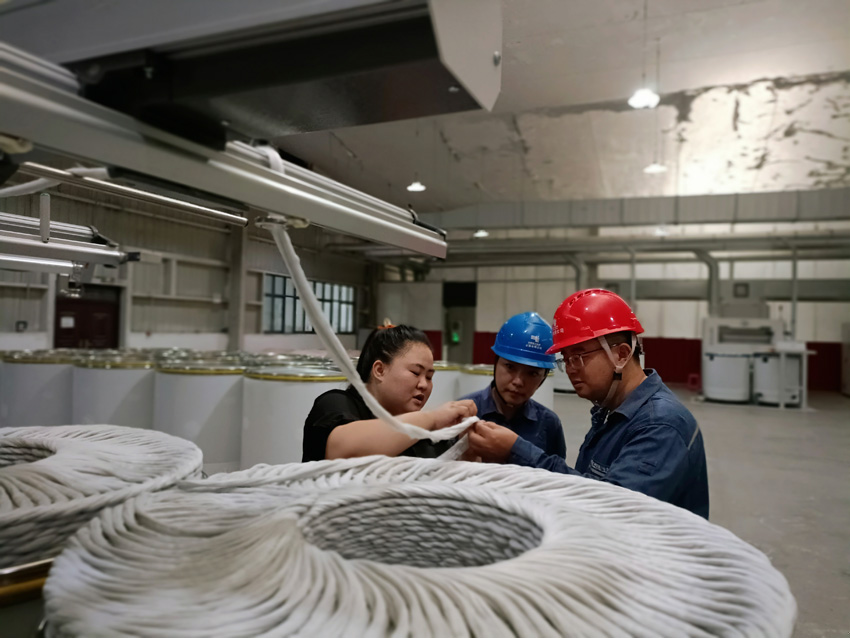 德宏盈江供电局工作人员到盈江县工业园企业开展用电安全用电检查。孙华摄
