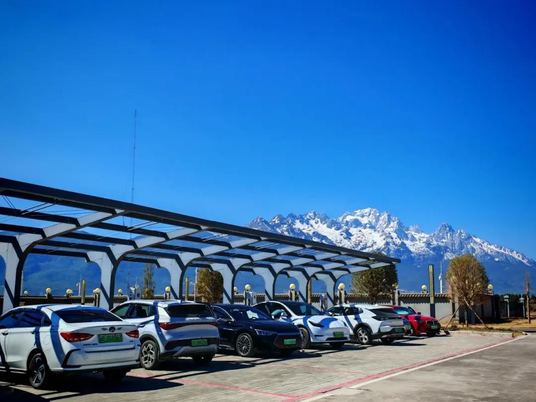 【云南】在玉龙雪山脚下，正在充电的新能源汽车。（田学 摄）.jpg