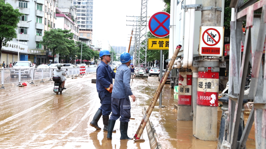 水退人进，6月18日，南方电网广东肇庆怀集供电局抢修人员有序恢复配网线路设备。 （高方华 摄）.png