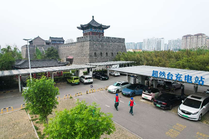 国网诸城市供电公司工作人员到超然台景区充电站检查充电设备