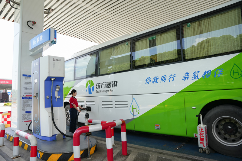 氢能巴士在加氢站等候加氢。中国石化浙江石油供图