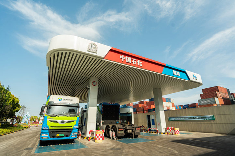 氢能集卡在加氢站等候加氢。中国石化浙江石油供图