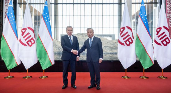 1月24日，乌兹别克斯坦总统米尔济约耶夫到访亚投行总部并同亚投行行长兼董事会主席金立群会晤。（亚投行供图）