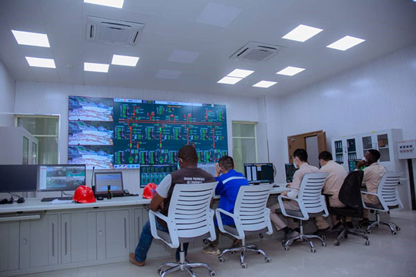 刚果（金）布桑加水电站拦河大坝泄洪。中铁资源集团供图