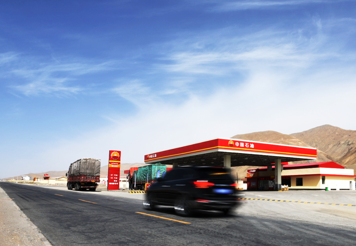 67最美加油站天路上的家庭输血站中石油青海销售玉珠峰加油站