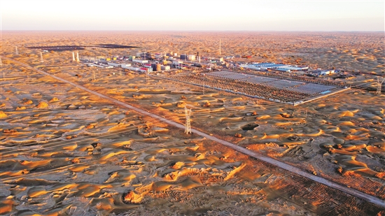 图为富满油田富源联合站。