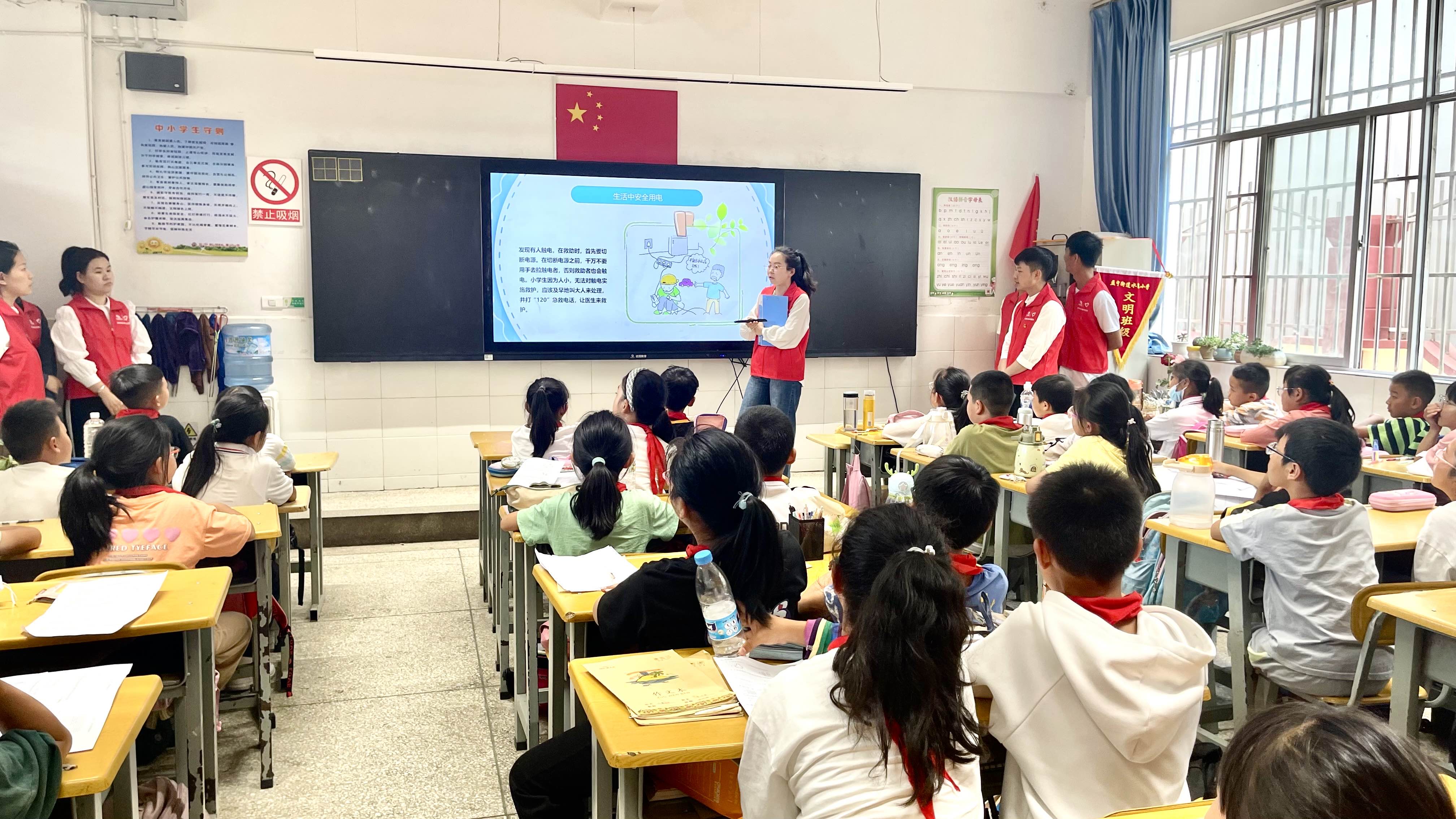 给同学们讲解安全用电知识.jpg