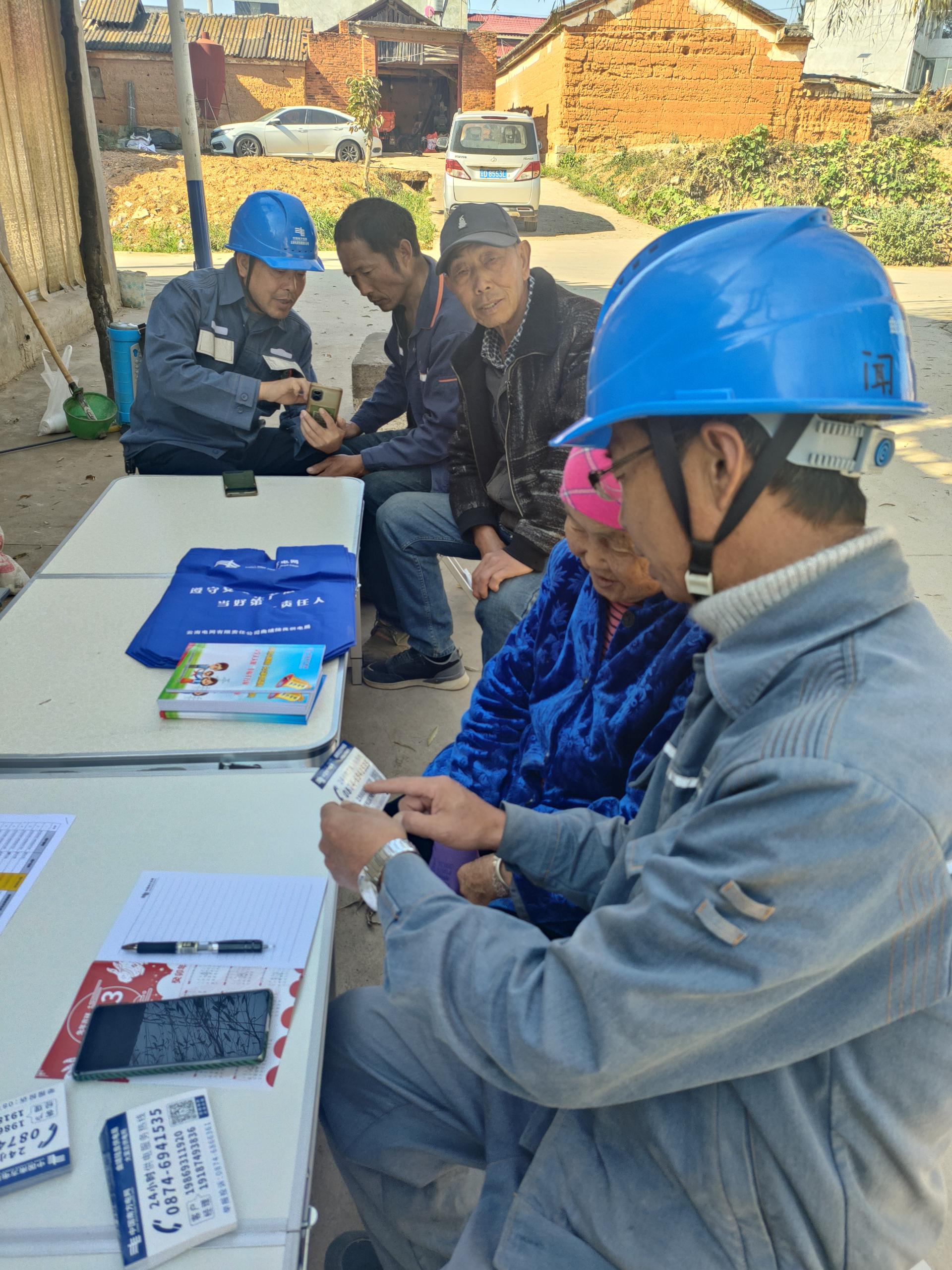 工作人员为村民送上便民服务卡.jpg