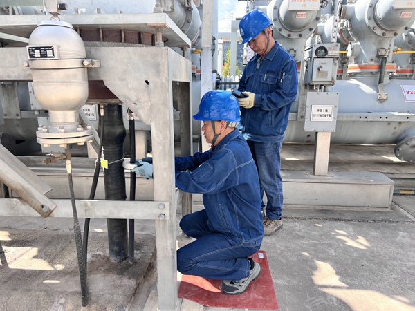 刘家峡水电厂试验班人员在户外330千伏开关站电气设备开展带电检测工作,“诊断”设备运行状态。章文婷摄 600.jpg 刘家峡水电厂试验班人员在户外330千伏开关站电气设备开展带电检测工作,“诊断”设备运行状态。章文婷摄 600.jpg