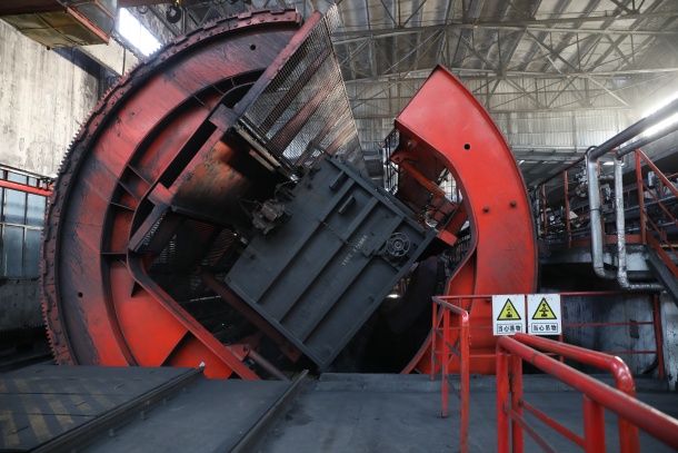 图为翻车机正在接卸火车煤.JPG 图为翻车机正在接卸火车煤.JPG