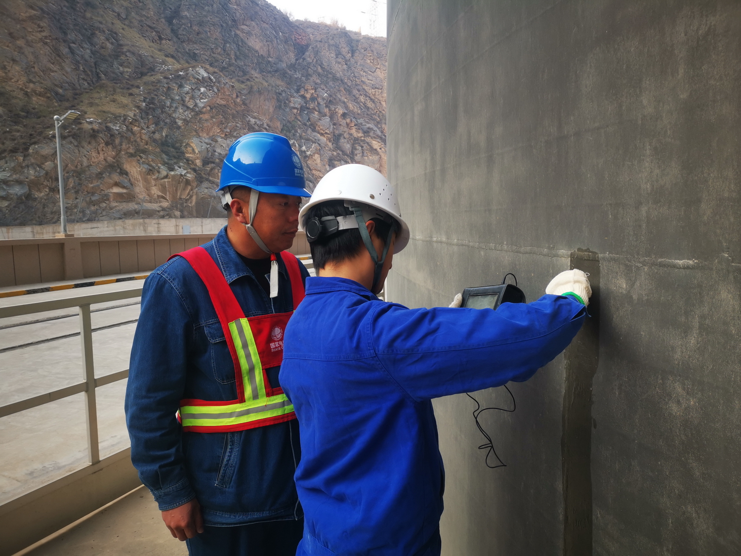 刘家峡水电厂：政企携手为黄河“守门人”做“国标体检” (1).jpg