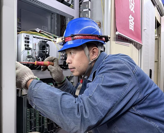 刘家峡水电厂谭斌进行故障录波器更换后的接线检查 550.jpg