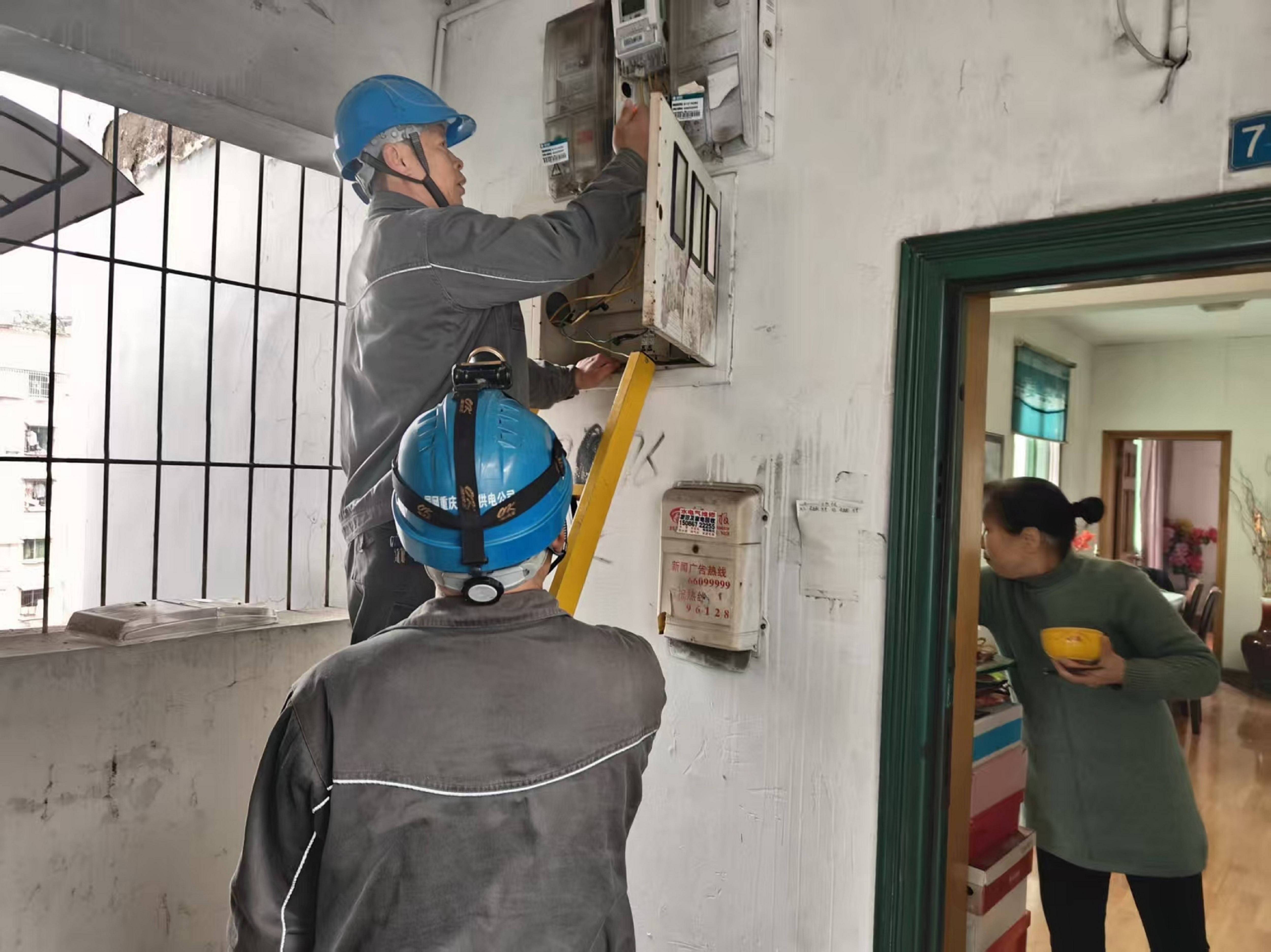 2026年2月3日，歇马供电所工作人员邱远志、叶小寒在歇马路19号2单元处理水管带电安全隐患.jpg