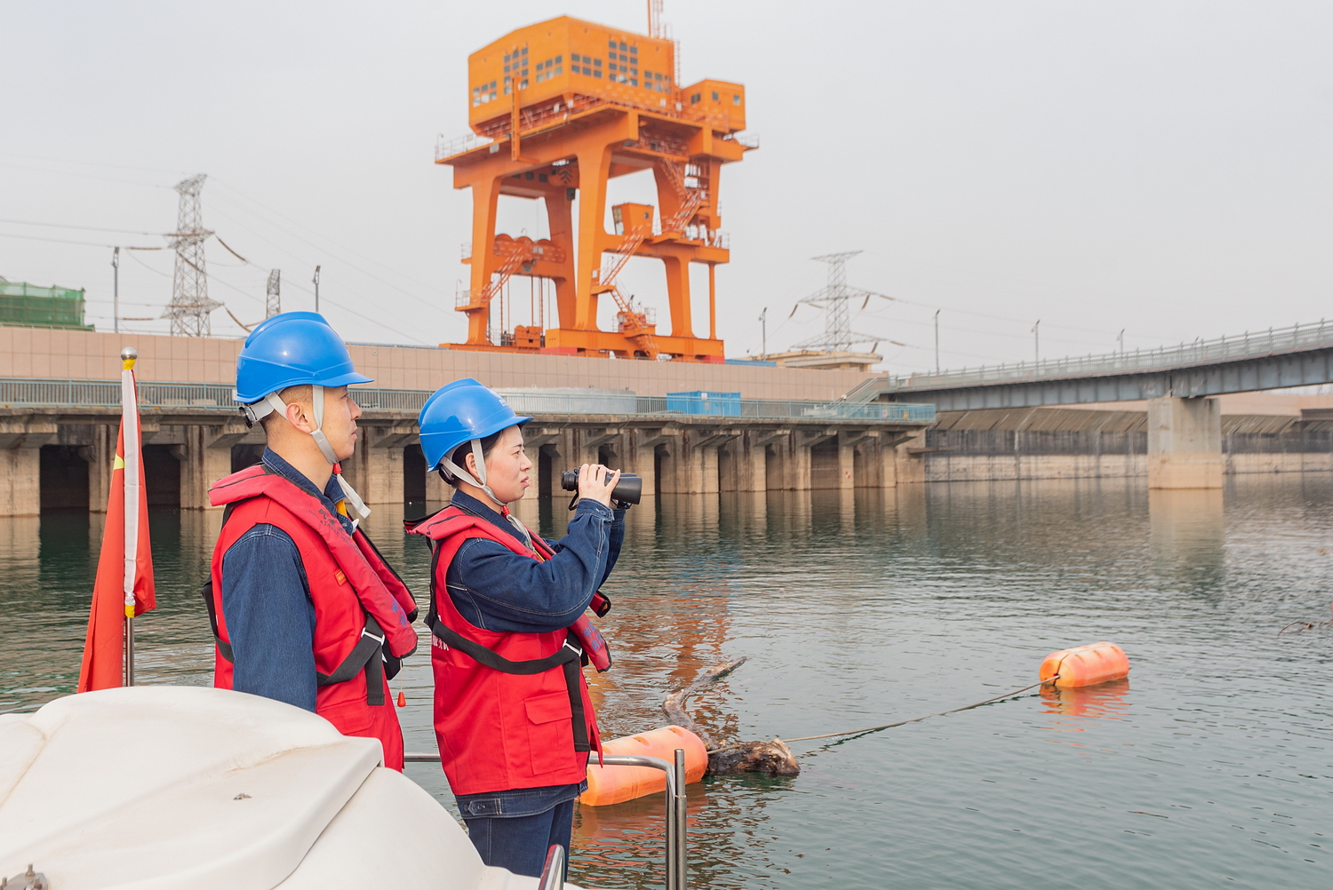新春走基层丨高峡平湖的安全“守岁人” (1)_调整大小.jpg 新春走基层丨高峡平湖的安全“守岁人” (1)_调整大小.jpg
