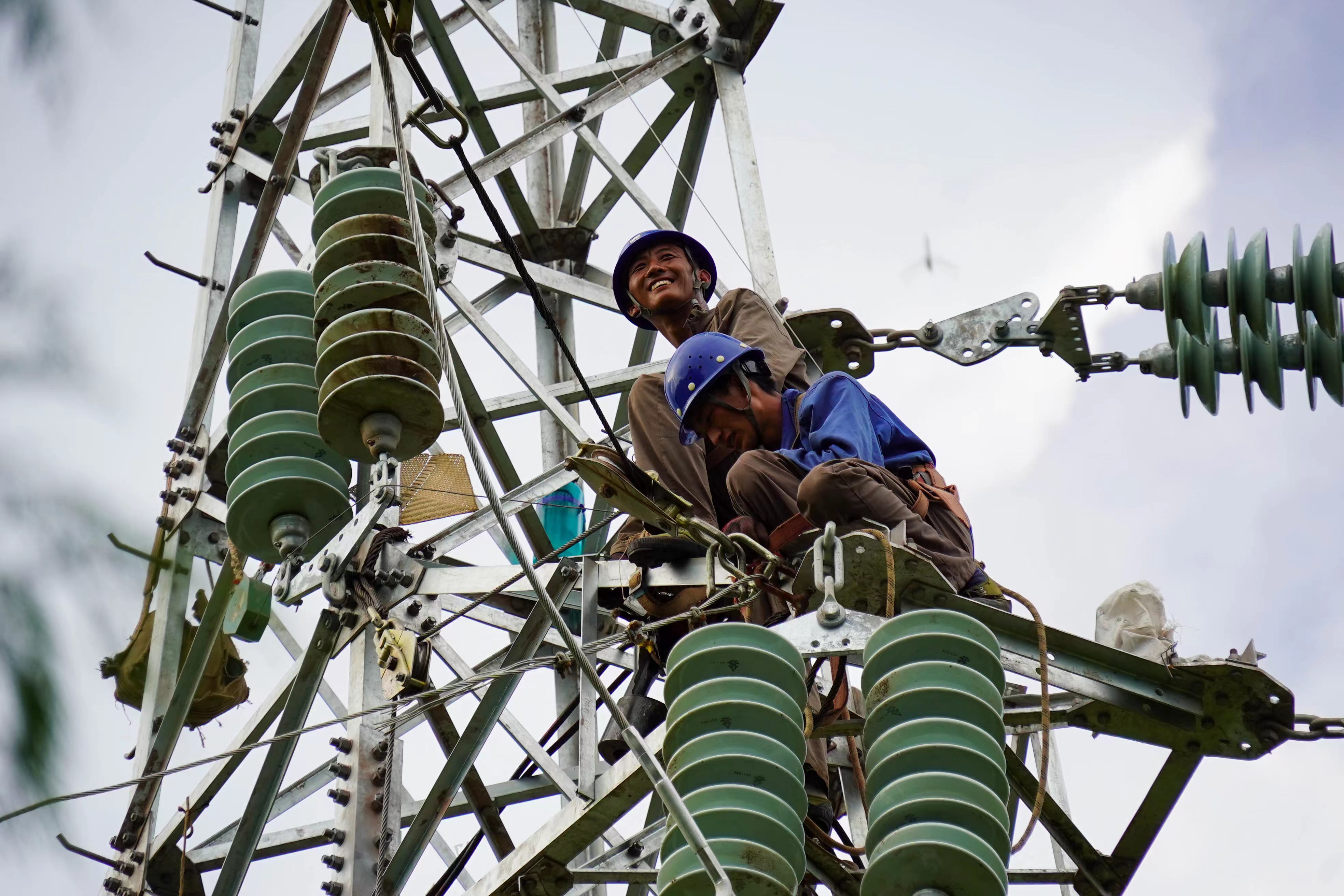 8月26日，国网开州供电公司员工在塔上开展导线展放配合工作。（安姚鑫 摄） (2).jpg