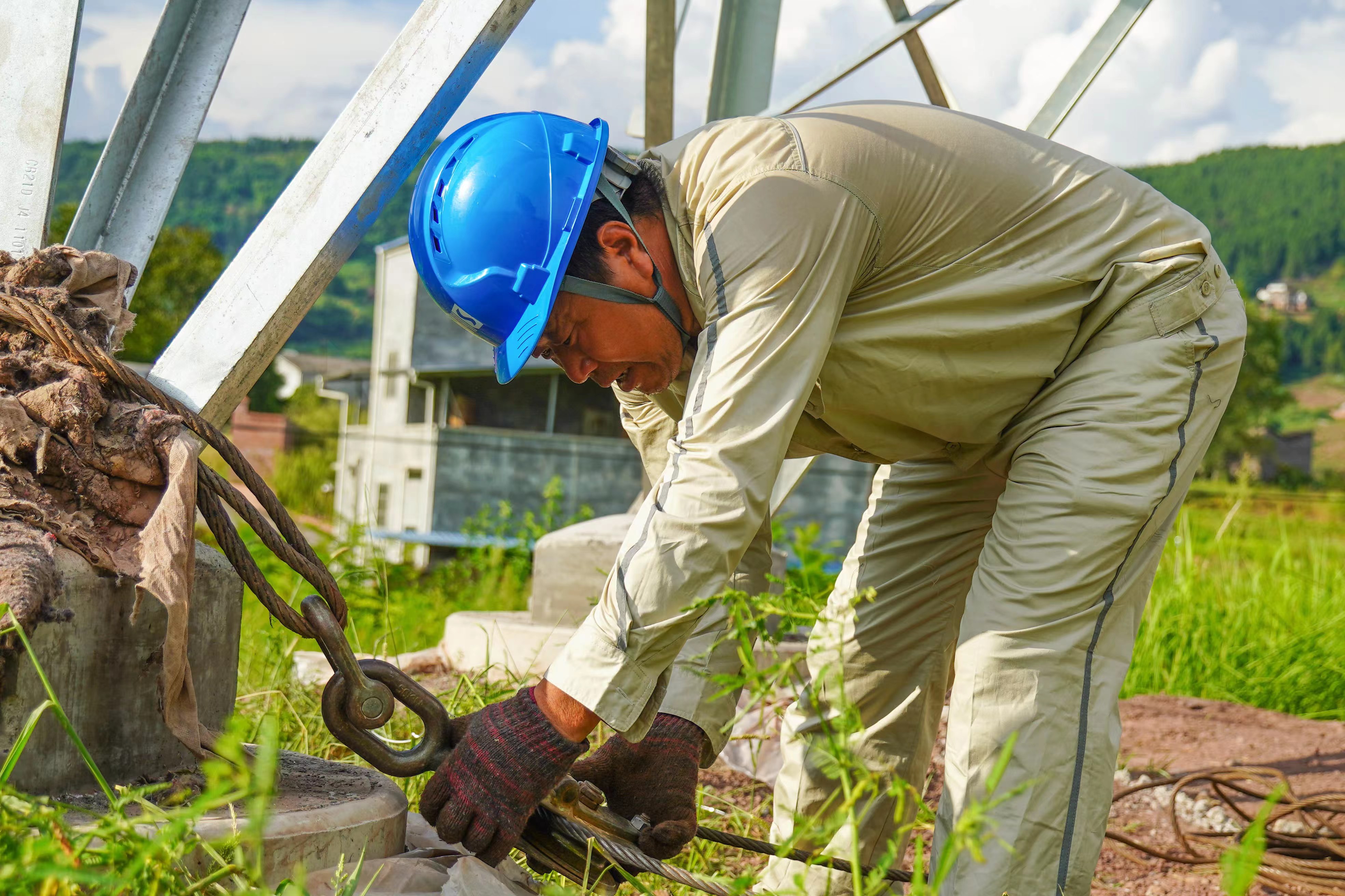 8月26日，国网开州供电公司员工正在挂接导向滑车。（安姚鑫 摄）.jpg